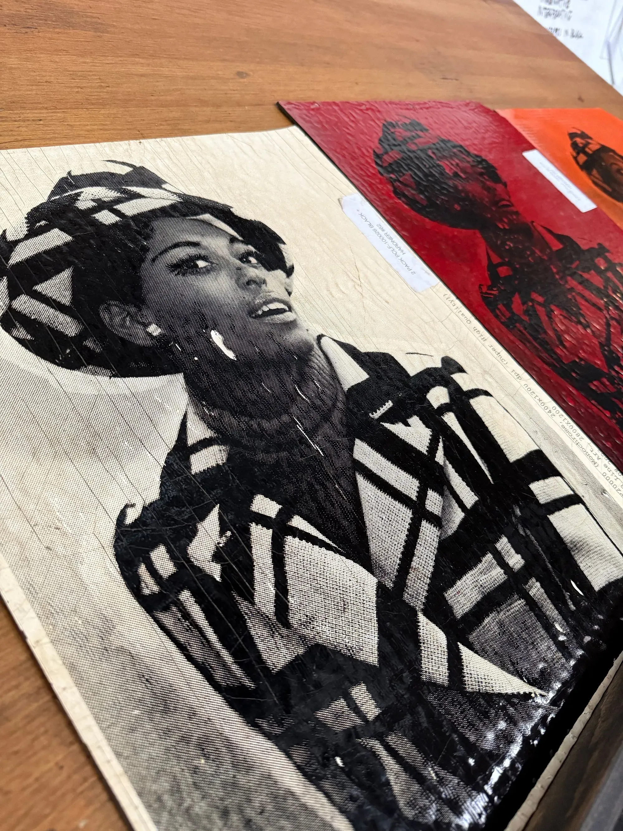 عمل فني يبرز صورة امرأة سوداء ترتدي معطفًا مزخرفًا، يعكس ثقافة السود في أمريكا، ضمن مشروع ثيستر غيتس في مركز أوباما الرئاسي.