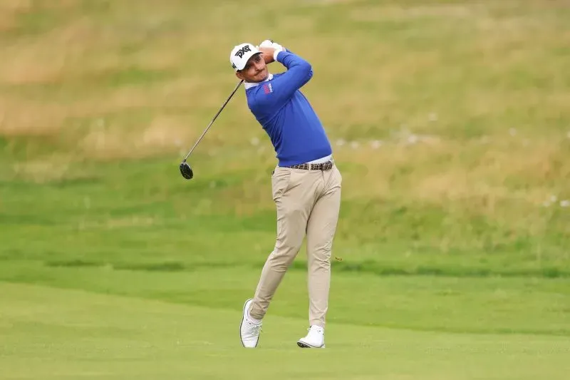 لاعب الجولف كريستيان بيزويدنهوت يقوم بضرب الكرة في ملعب رويال بورتروش، أيرلندا الشمالية، خلال بطولة الجولف المفتوحة.