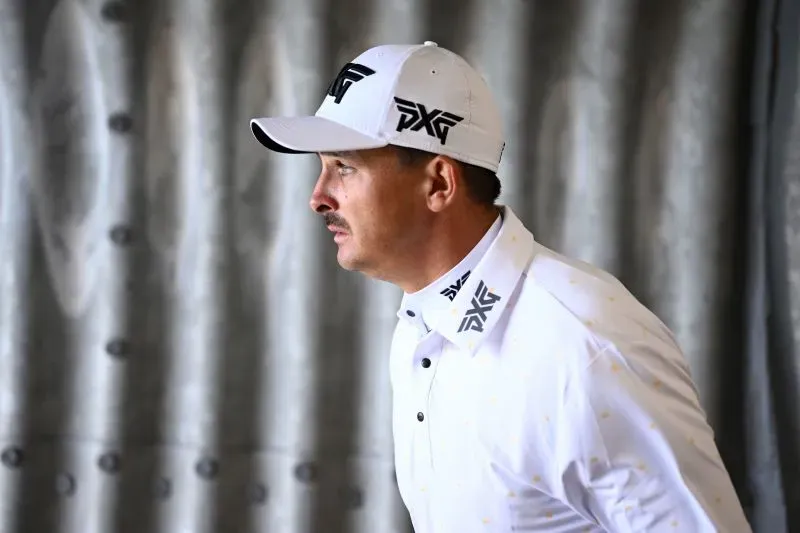 كريستيان بيزويدنهوت، لاعب جولف جنوب أفريقي، يستعد للمنافسة في بطولة الجولف الكبرى في رويال بورتروش، أيرلندا الشمالية.