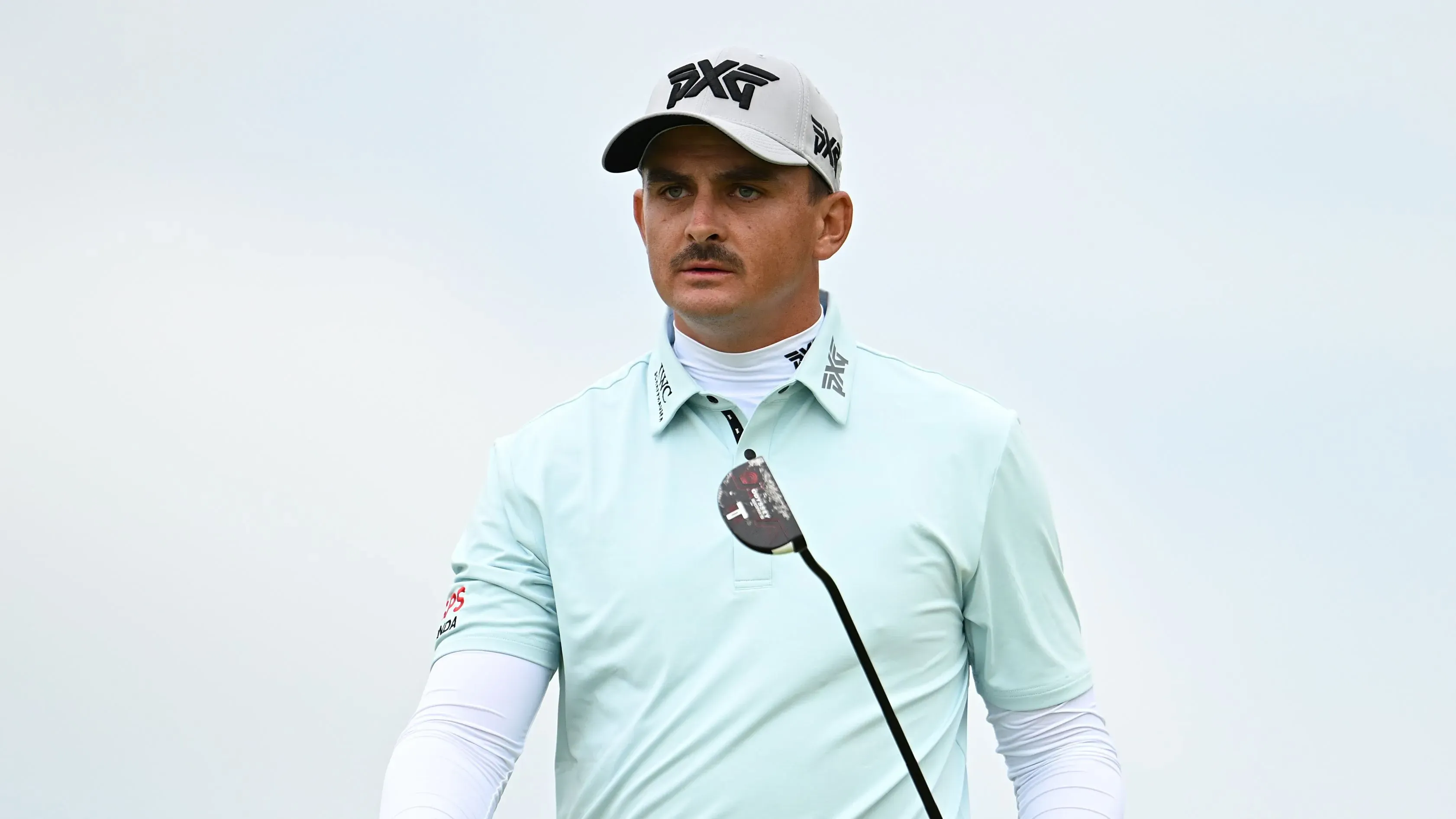 كريستيان بيزويدنهوت، لاعب جولف جنوب أفريقي، يتأهب خلال بطولة الجولف الكبرى في رويال بورتروش، أيرلندا الشمالية.