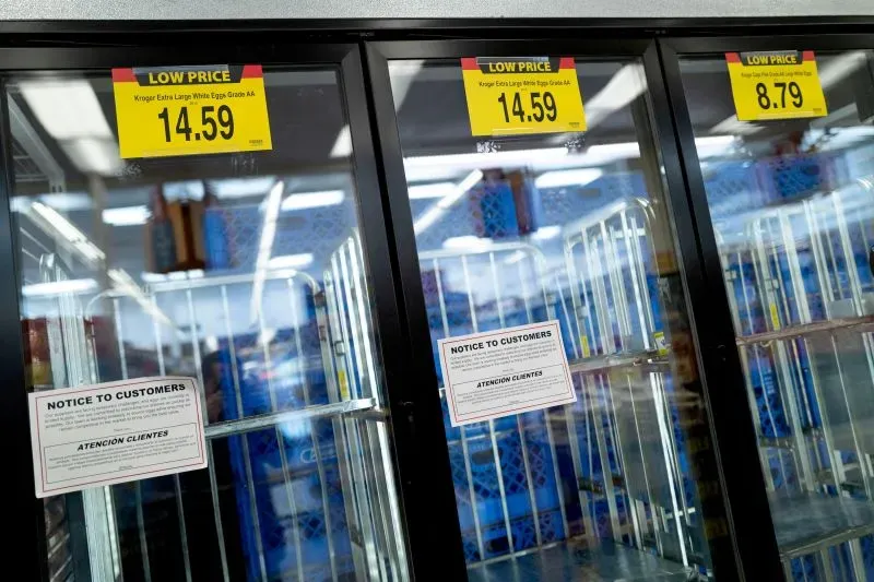 أرفف فارغة في متجر كروجر تعرض أسعار البيض المرتفعة، مع لافتات تنبه العملاء عن نقص في المخزون بسبب تفشي إنفلونزا الطيور.