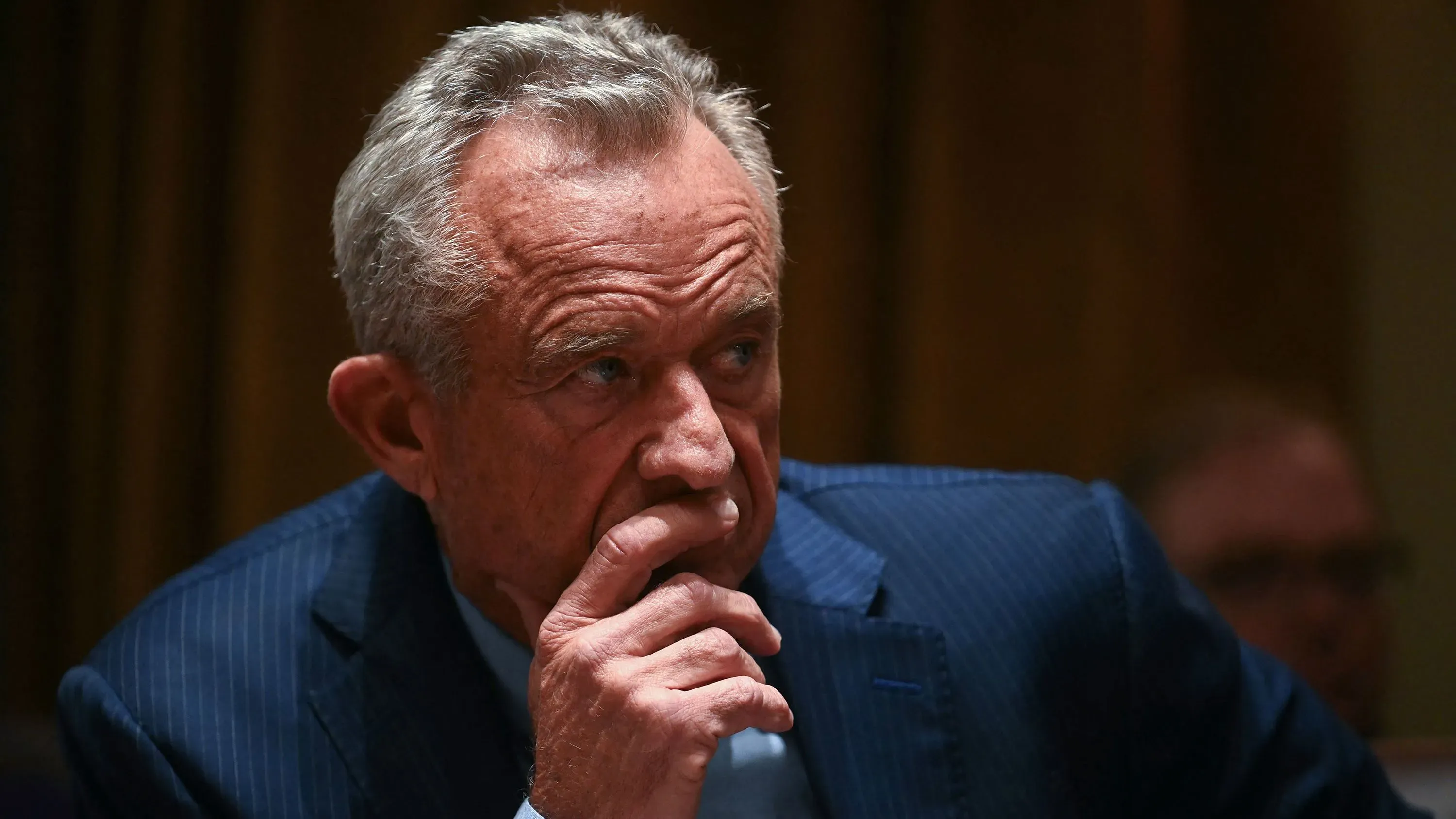 تعبير عن وزير الصحة الأمريكي روبرت ف. كينيدي جونيور أثناء حديثه عن تفشي مرض الحصبة في تكساس وأهمية اللقاحات.