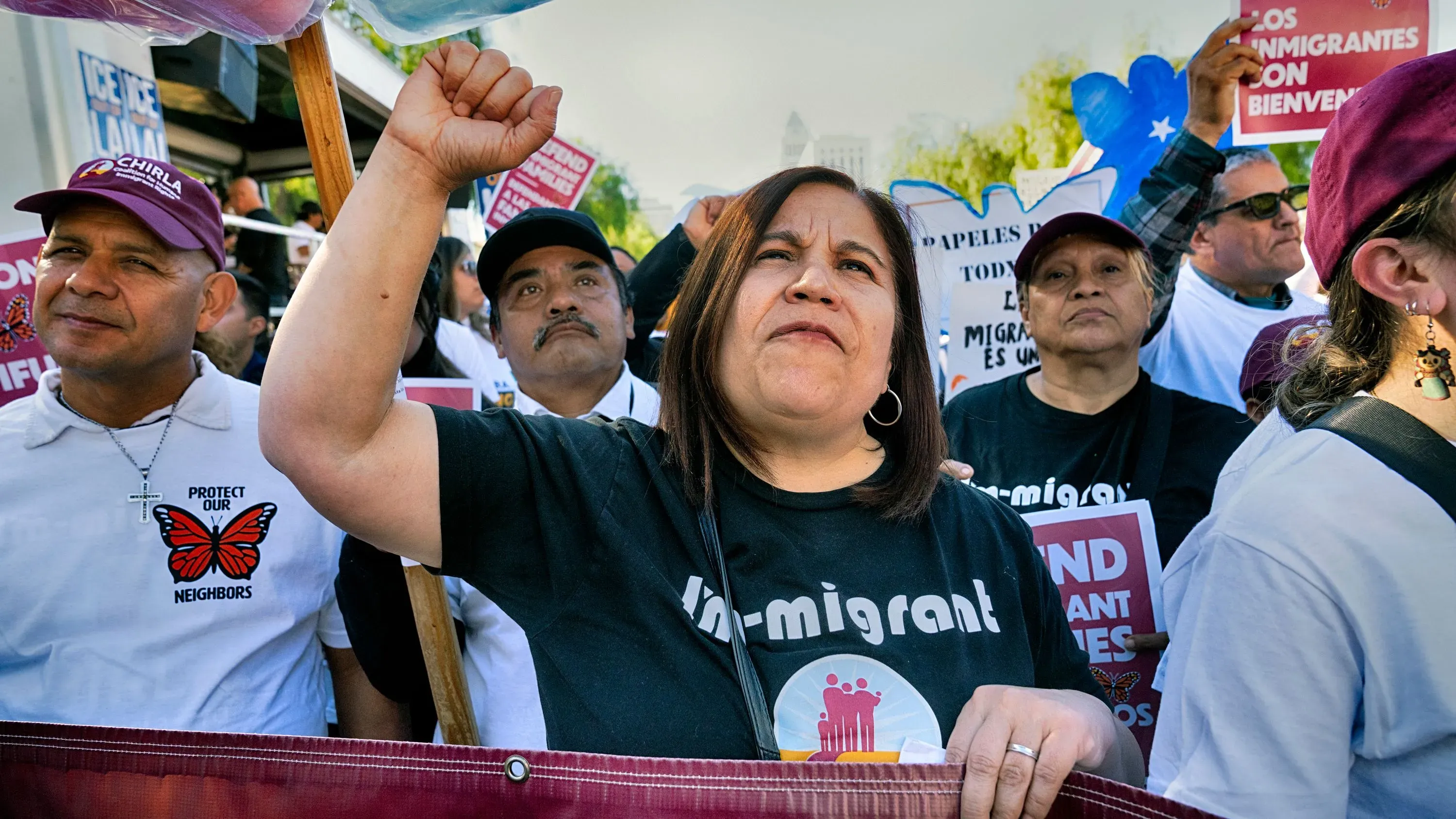 محتجون يحملون لافتات ويمثلون مجتمع المهاجرين في لوس أنجلوس، يعبرون عن دعمهم لحقوق الإنسان في ظل مخاوف من سياسات ترحيل ترامب.