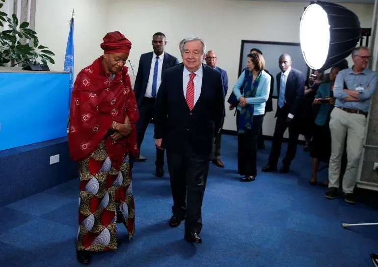 اجتماع لموظفي الأمم المتحدة في نيروبي، حيث يظهر الأمين العام مع موظفة محلية، مع خلفية تعكس النشاط الدبلوماسي في المدينة.