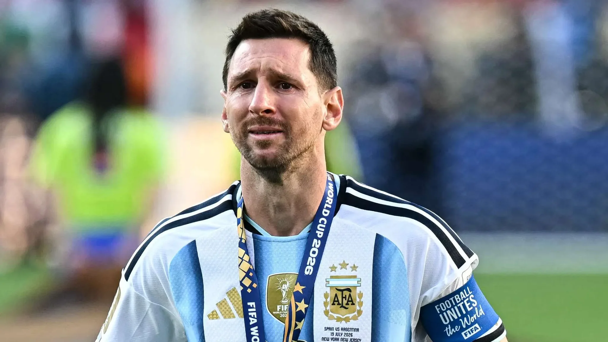 ليونيل ميسي يرتدي زي الأرجنتين ويحمل ميدالية كأس العالم 2026 بعد خسارة النهائي أمام إسبانيا، معبرًا عن الحزن والوداع.