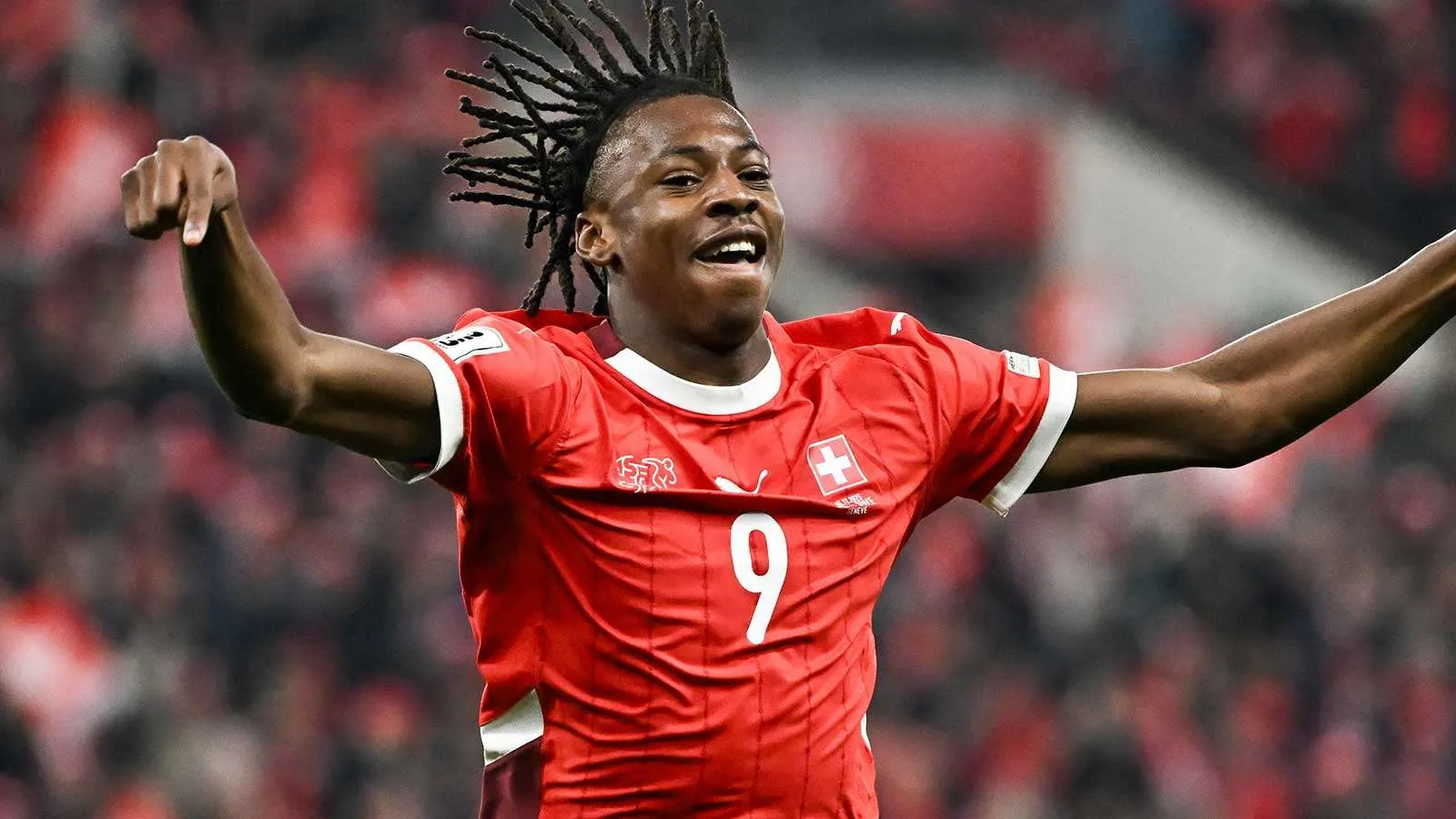 لاعب الوسط السويسري جوهان مانزامبي يحتفل أثناء مباراة كأس العالم 2026، نجم صاعد وقع عقداً قياسياً مع أستون فيلا.