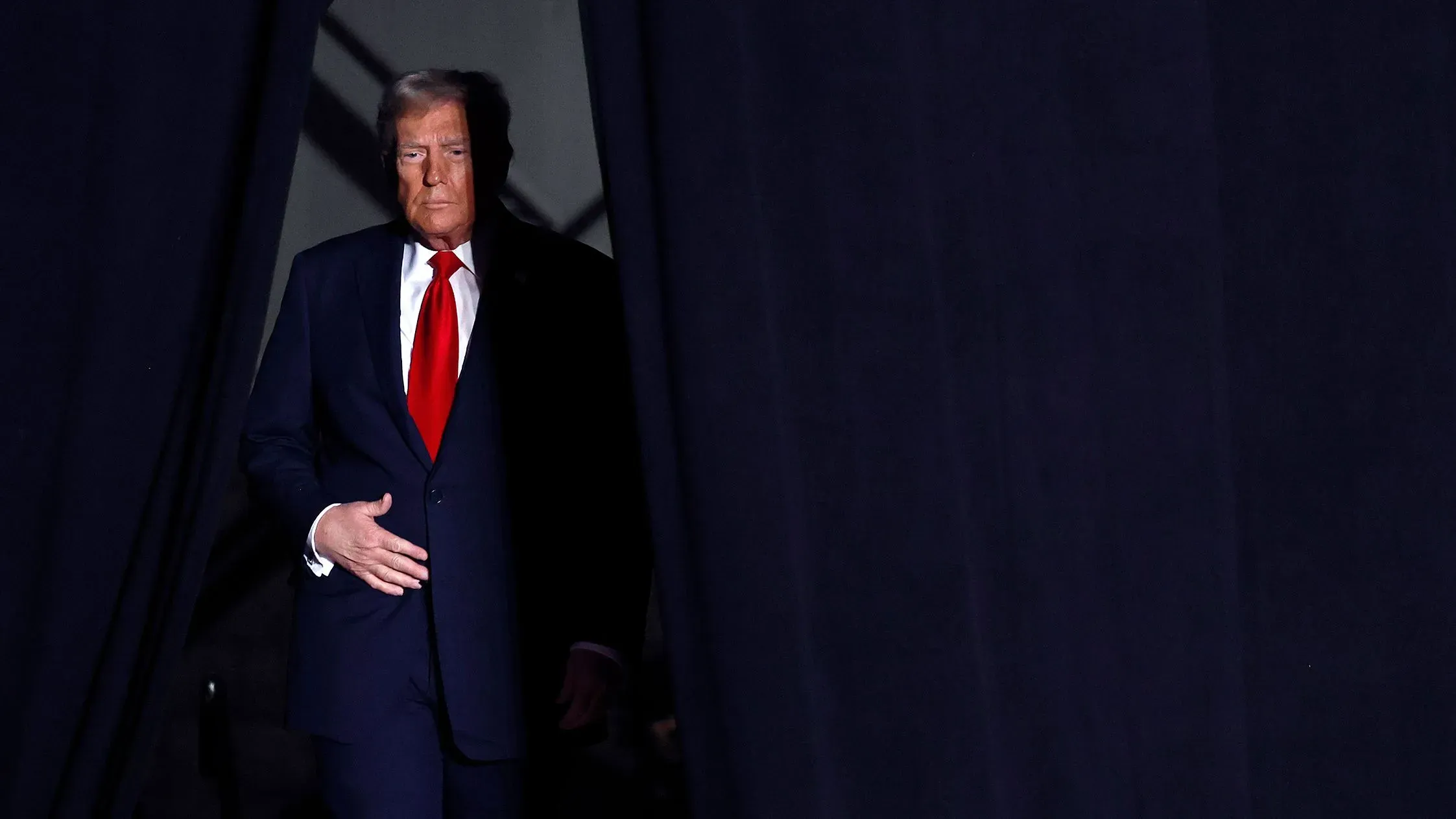 الرئيس دونالد ترامب يظهر أثناء دخوله حدثًا انتخابيًا، مع التركيز على تحديات الاقتصاد والتعريفات الجمركية في ميشيغان.