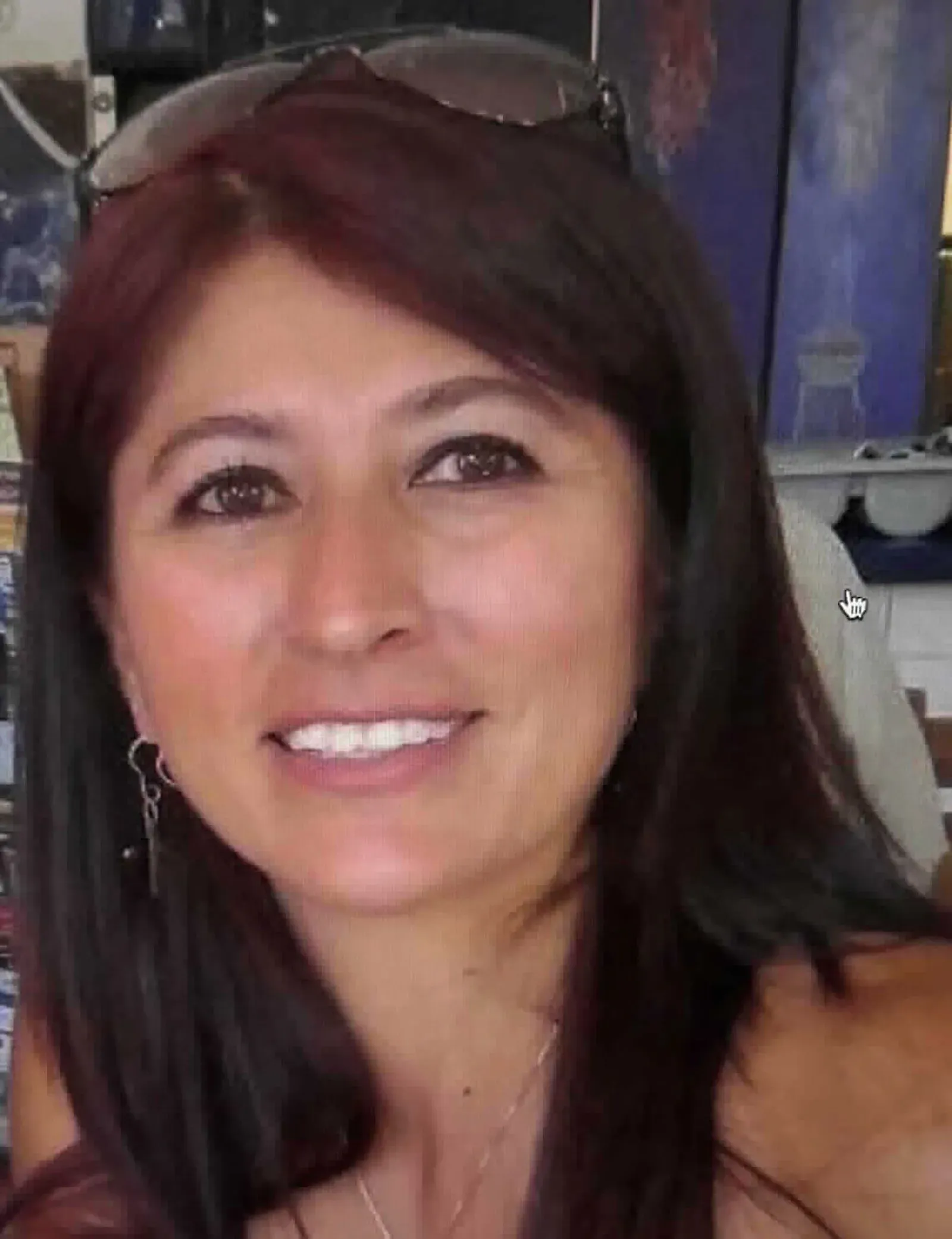 صورة لمهندسة فضاء مبتسمة، تحمل أذنين مثقوبتين، في بيئة غير محددة، تعكس روح الابتكار في الأبحاث النووية والفضائية.