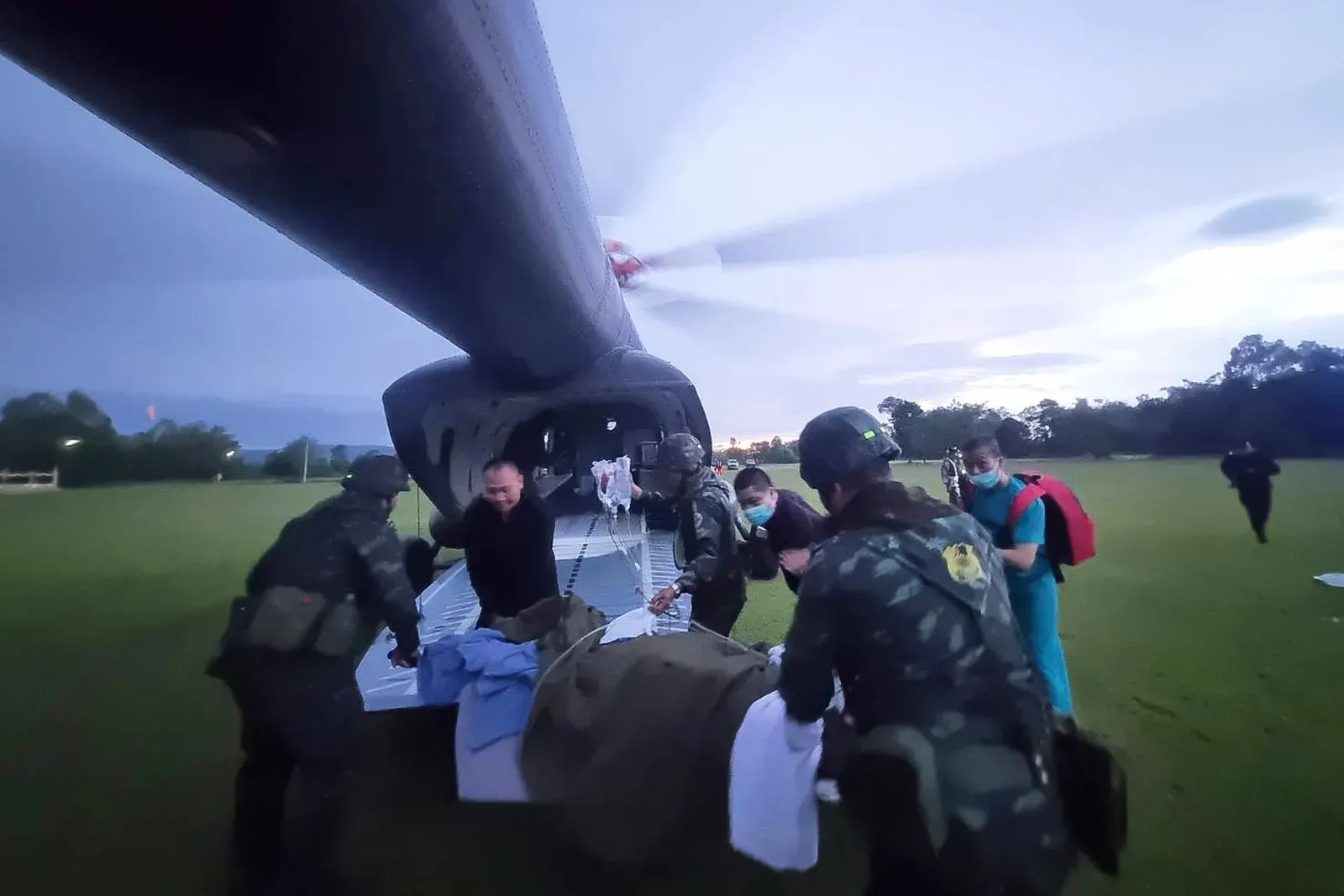 جنود تايلانديون يقومون بنقل مصاب إلى مروحية في موقع قريب من الحدود مع كمبوديا، وسط أجواء توتر عسكري متصاعد.