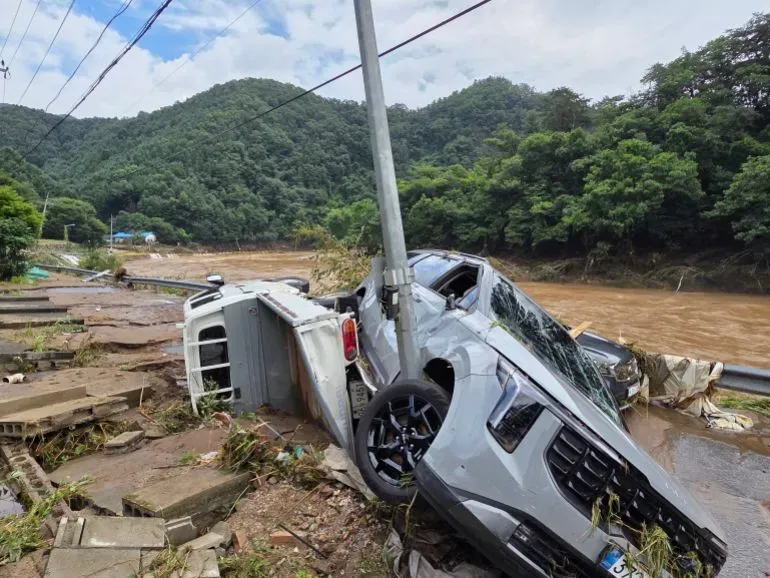 أضرار كبيرة بسبب الفيضانات في كوريا الجنوبية، حيث انقلبت مركبة على جانب الطريق بين الأشجار والمياه المتدفقة.
