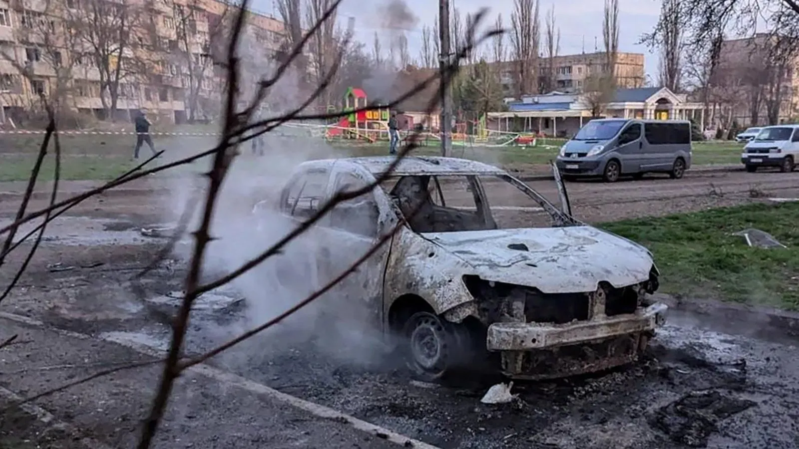 سيارة محترقة في بلدة كريفي ريه بعد القصف الروسي، مع وجود آثار الدمار في الخلفية، مما يعكس تأثير الهجوم على المنطقة.