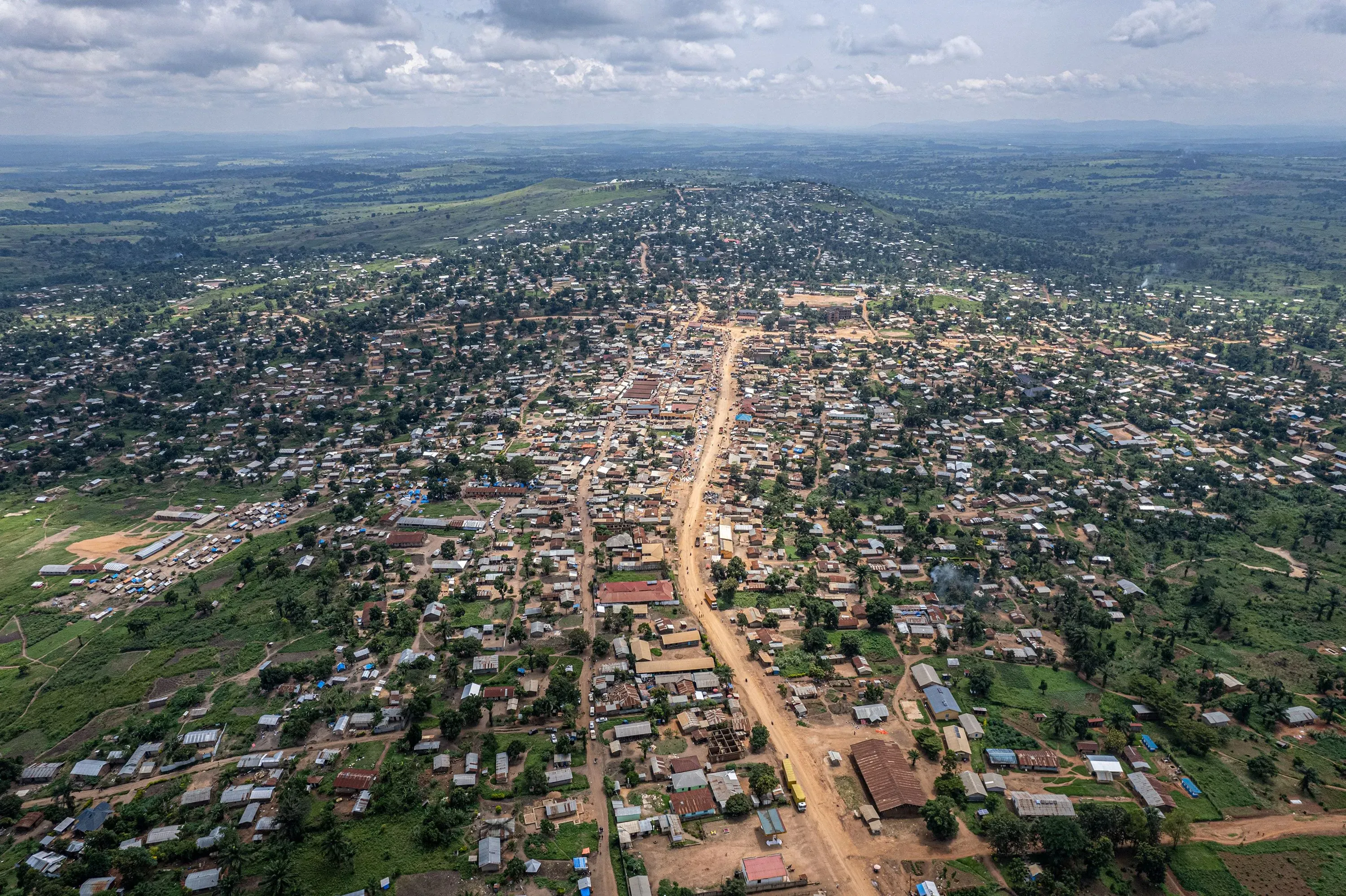 منظر جوي لبلدة كوماندا في شرق الكونغو، حيث شهدت المنطقة هجومًا مميتًا من متمردين، مما أدى إلى مقتل العديد من المدنيين.