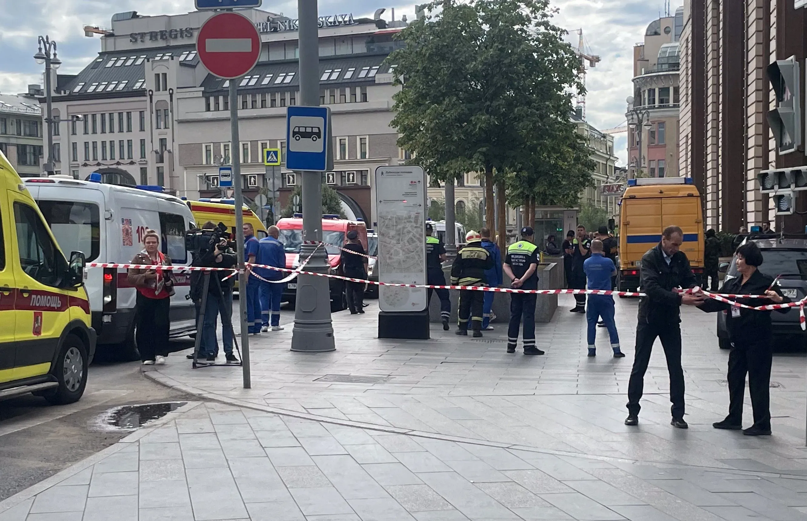 انفجار أسطوانة غاز في متجر ألعاب "ديتسكي مير" في موسكو، مع وجود خدمات الطوارئ في موقع الحادث وإجراءات الإخلاء.