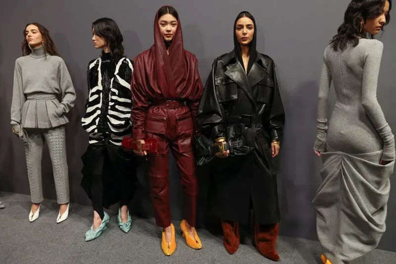 مجموعة من العارضات يرتدين أزياء متنوعة من أسبوع الموضة في باريس، تشمل تصاميم حديثة وألوان جريئة، تعكس اتجاهات الموضة لخريف وشتاء 2025.