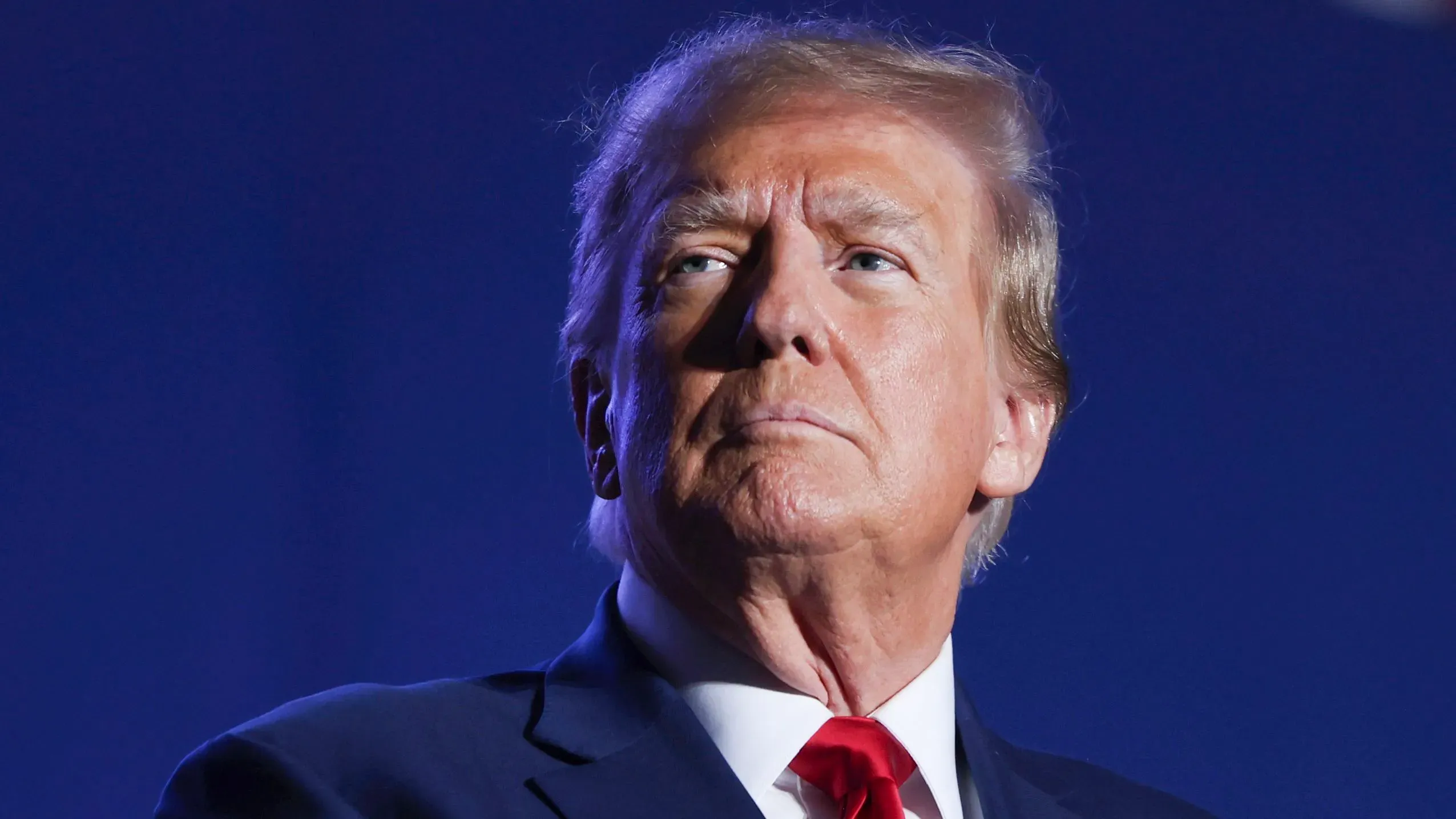 دونالد ترامب ينظر نحو الأفق، مع تعبير جاد، في سياق مناقشات حول التزام الإدارة بأوامر المحكمة.