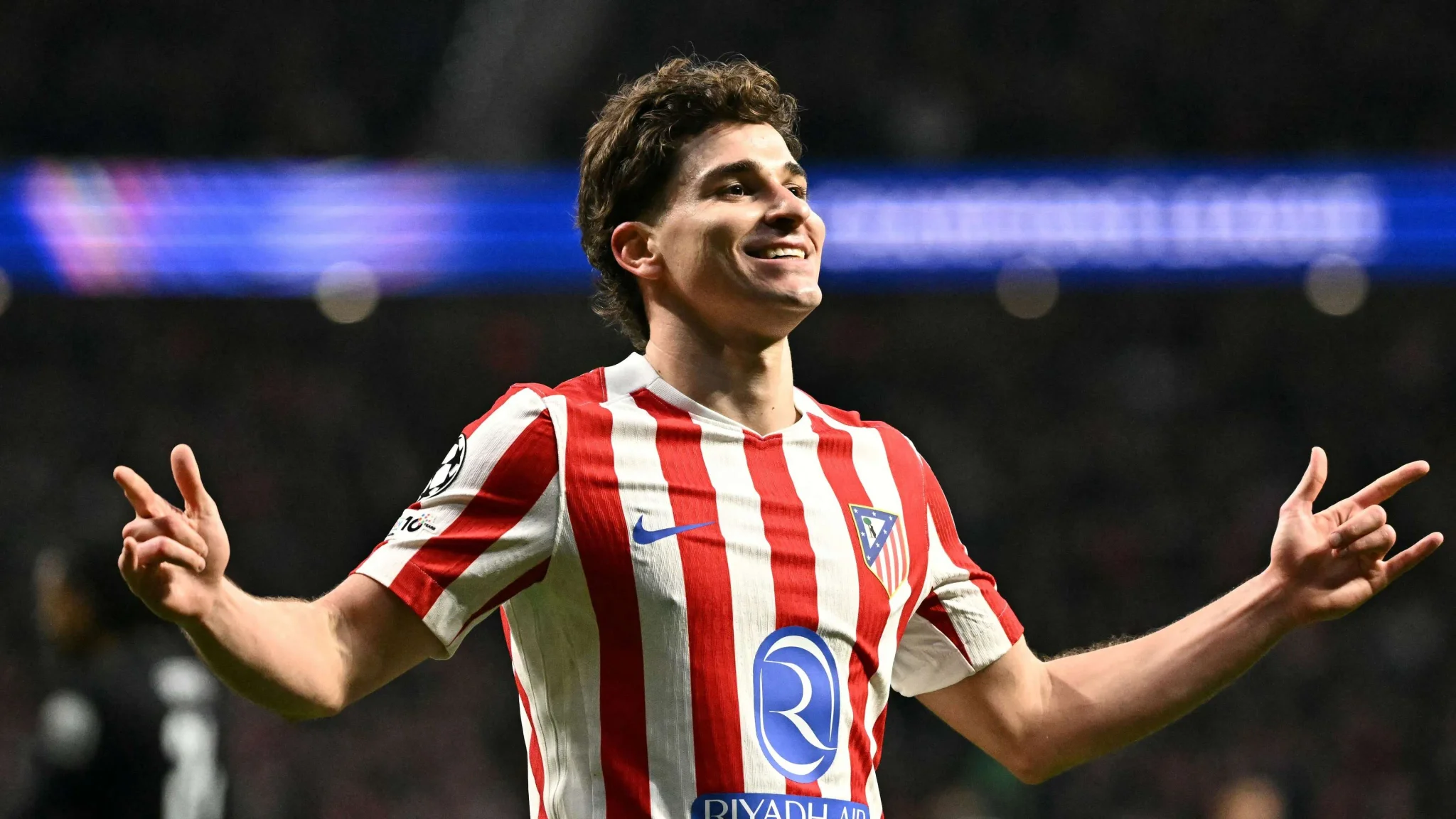 جوليان ألفاريز يحتفل خلال مباراة مع أتلتيكو مدريد وسط تقارير عن رغبته في الانتقال إلى برشلونة رغم نفي النادي تورطه.