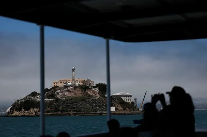 جزيرة الكاتراز تظهر في الأفق، مع مباني السجن التاريخي ومصباح الإشارة. تعكس الزيارة اهتمام إدارة ترامب بإعادة فتح المنشأة كسجن.
