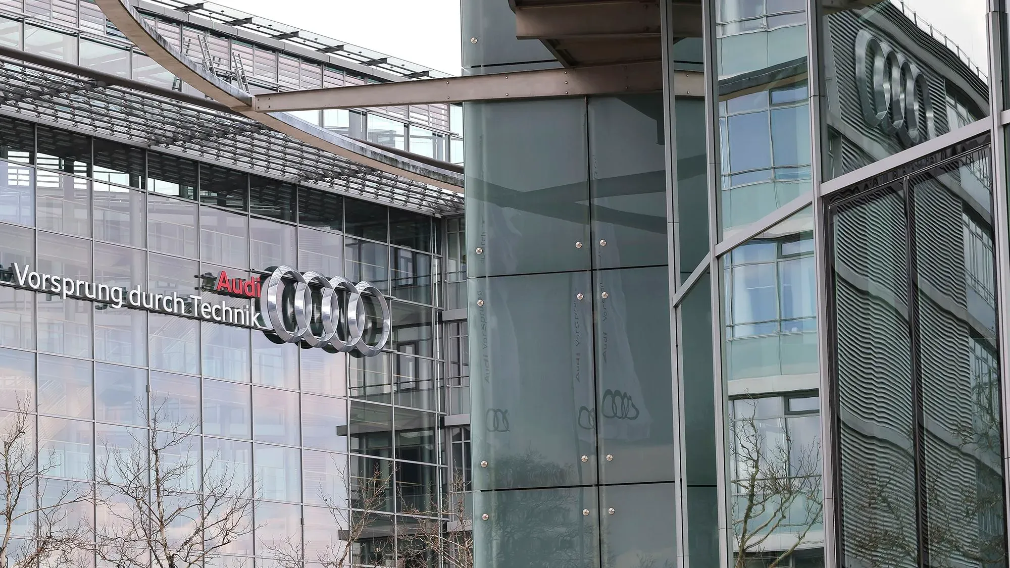 مقر شركة أودي يظهر شعار الشركة على الواجهة الزجاجية، في ظل إعلانها عن تخفيضات كبيرة في الوظائف وتحول نحو السيارات الكهربائية.