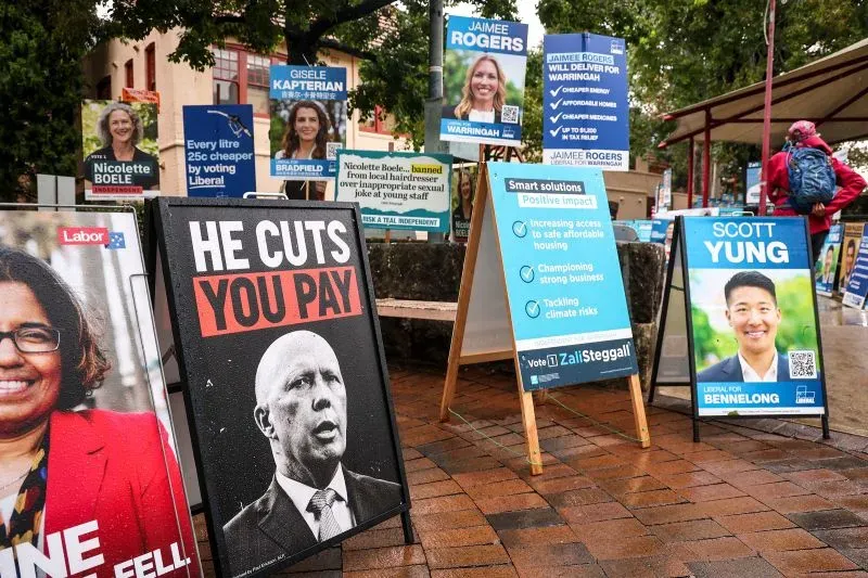 لوحات إعلانات انتخابية في أستراليا، تعرض صور المرشحين وشعارات الحملة، في أجواء تعكس النشاط السياسي قبل الانتخابات.