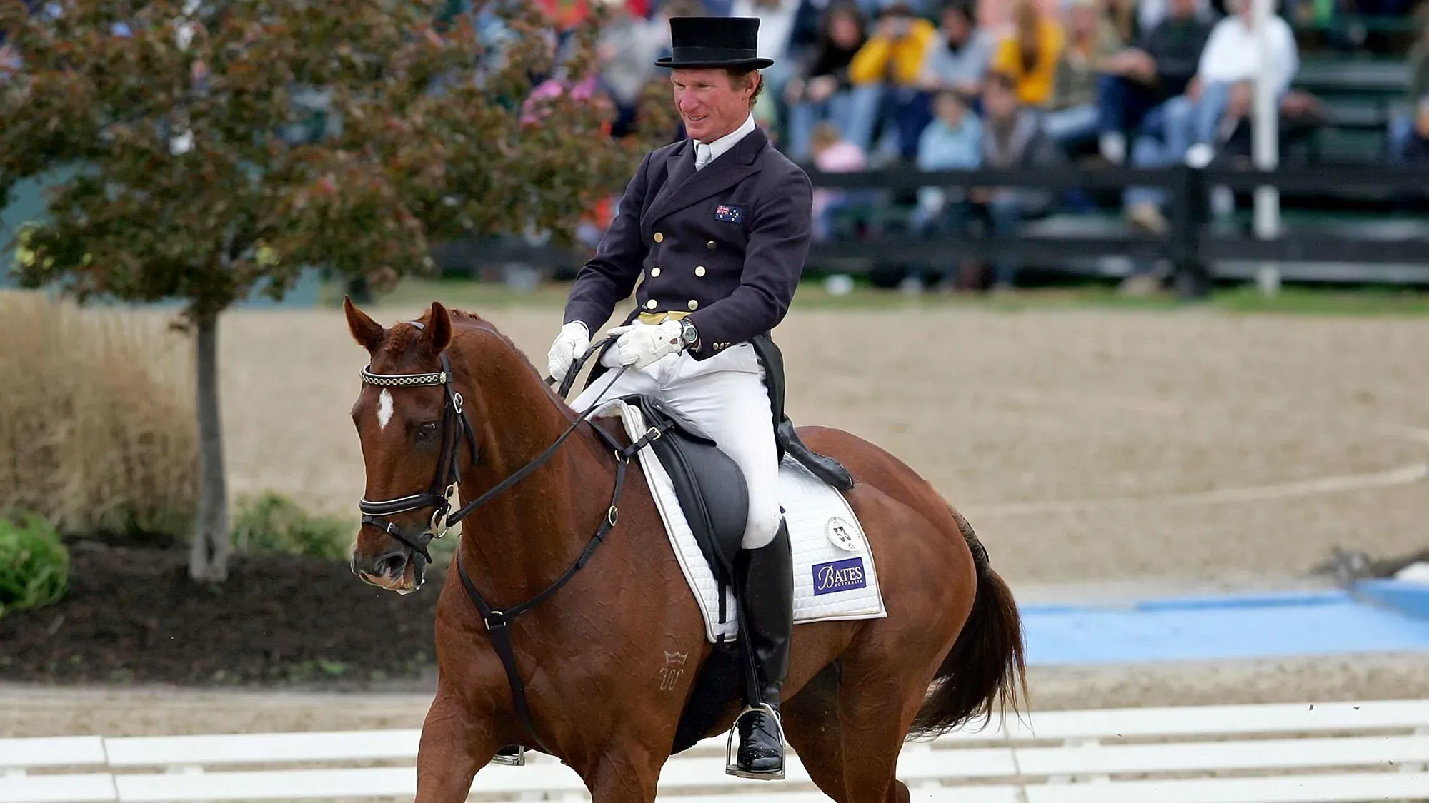 هيث ريان، متسابق ترويض أسترالي، يمتطي حصاناً في ساحة المنافسة، حيث يتعرض لانتقادات بعد فيديو يظهر تصرفاته المثيرة للجدل.