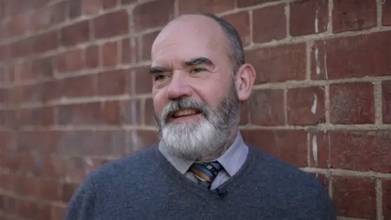 مذيع إذاعي أسترالي يتحدث عن تصريحاته المثيرة للجدل حول فريق كرة القدم النسائي ماتيلداس، مما أدى إلى طرده.