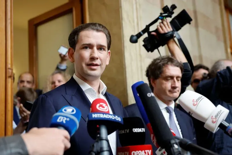 سيباستيان كورتس، المستشار النمساوي السابق، يتحدث للصحفيين بعد إلغاء إدانته بالحنث باليمين، وسط حشد من الإعلاميين.