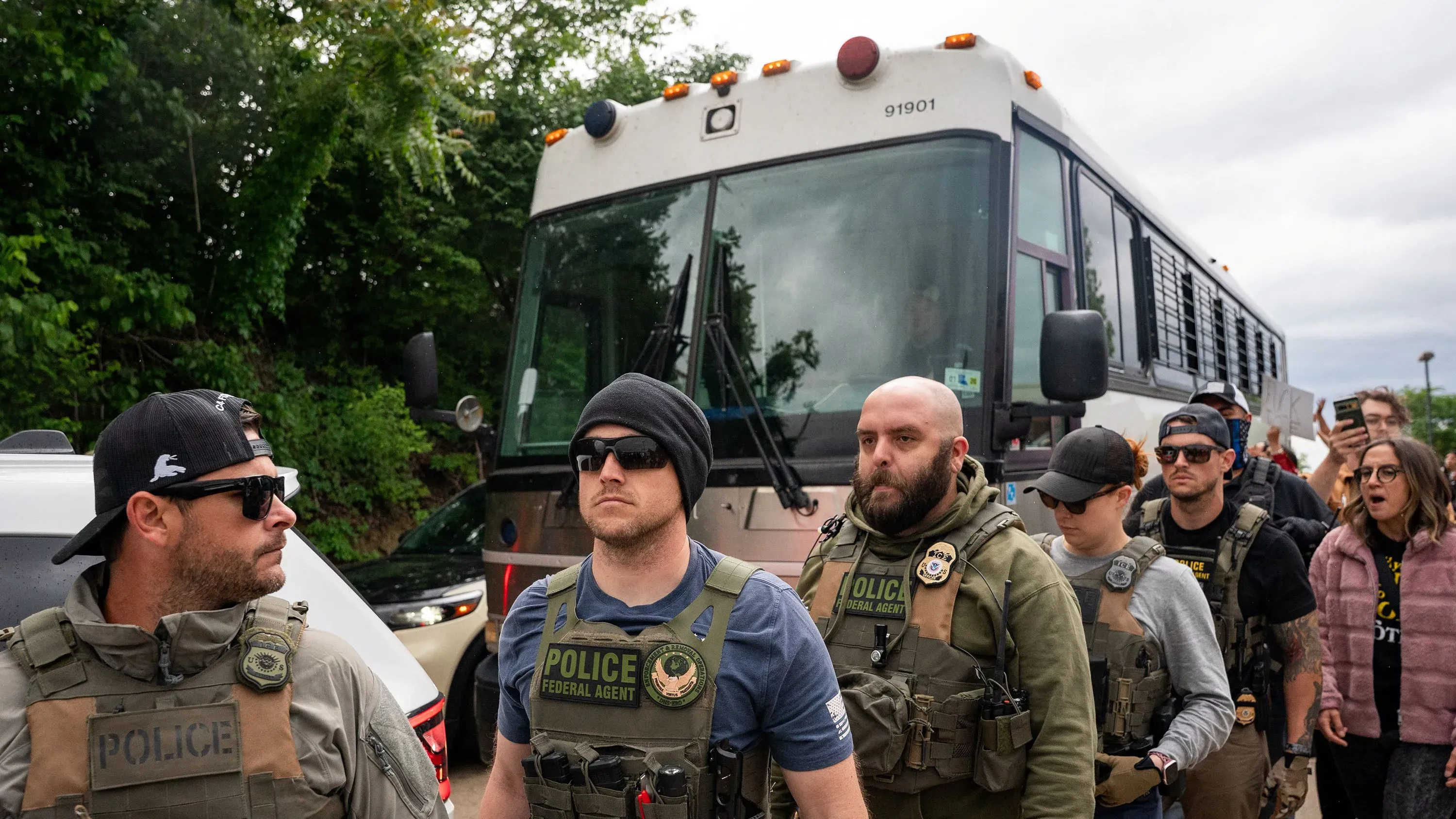 تظهر الصورة مجموعة من ضباط إنفاذ القانون الفيدراليين في ناشفيل، تينيسي، أثناء عملية اعتقالات تتعلق بالهجرة، مما يعكس القلق في مجتمع المهاجرين.