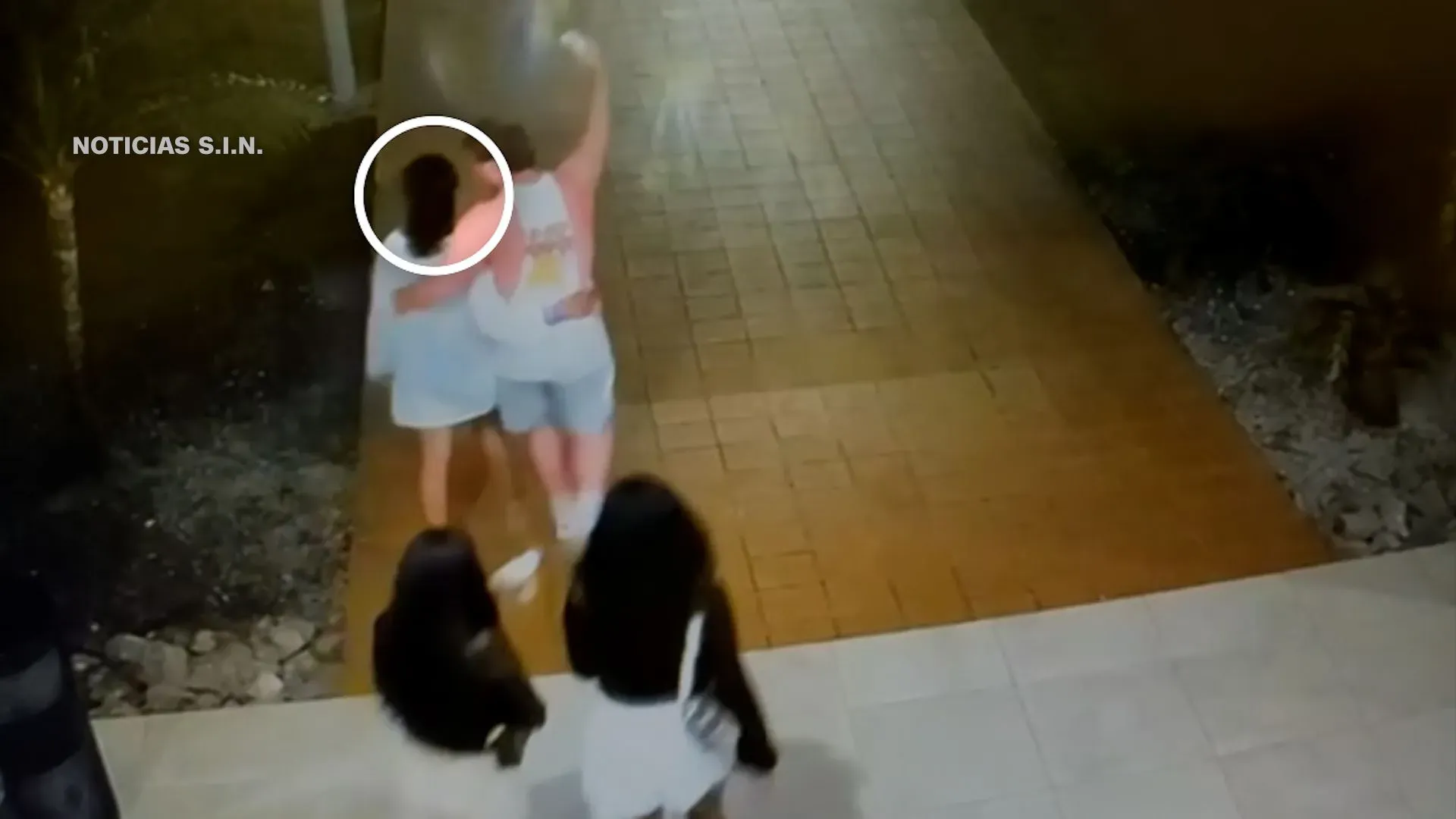 لقطة من كاميرا المراقبة تظهر مجموعة من الأشخاص على ممر فندق، مع ظهور طالبة الجامعة المفقودة سوديكشا كونانكي في الخلفية.