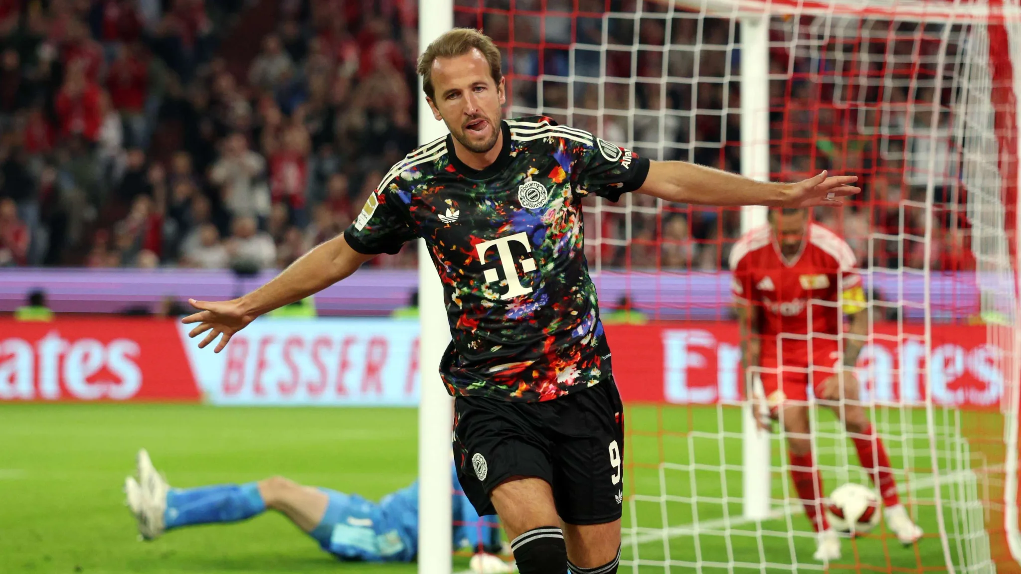 هاري كين يحتفل بهدف مع بايرن ميونخ في الدوري الألماني، مع تأكيده على تمديد عقده وحلمه بالانتقال إلى دوري الـNFL مستقبلاً.