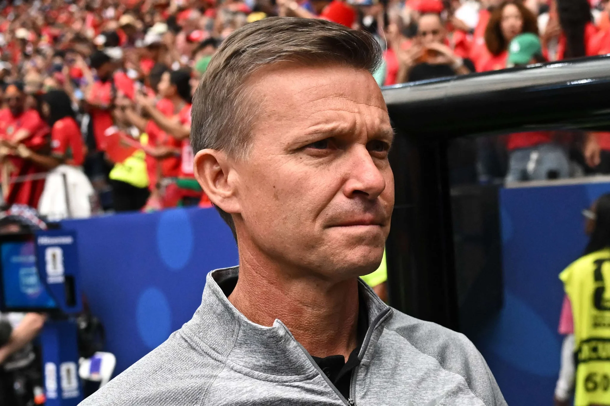 المدرب جيسي مارش يظهر بتركيز خلال مباراة كندا ضد المغرب في كأس العالم 2026 بمدينة هيوستن.