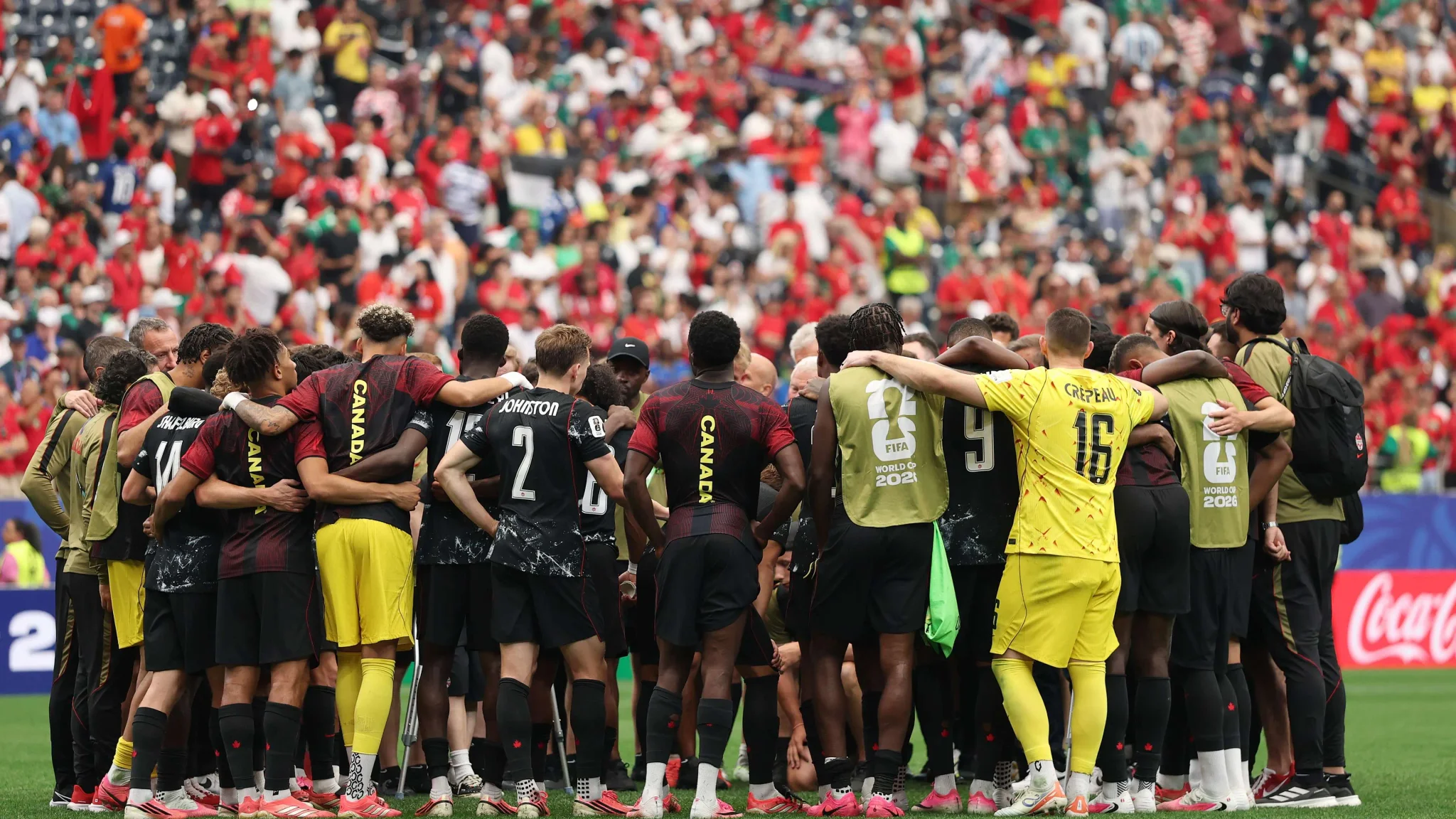 لاعبو المنتخب الكندي في تجمع جماعي على أرض ملعب NRG بهيوستن بعد خسارتهم أمام المغرب في دور الـ16 لكأس العالم 2026.