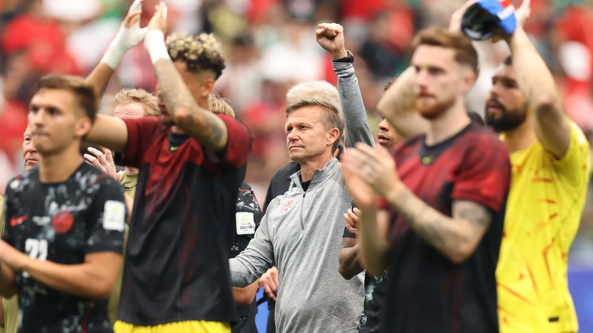 المدرب جيسي مارش ولاعبو المنتخب الكندي يظهرون تعابير الحزن وخيبة الأمل بعد الخسارة 3-0 أمام المغرب في دور الـ16 بكأس العالم 2026.