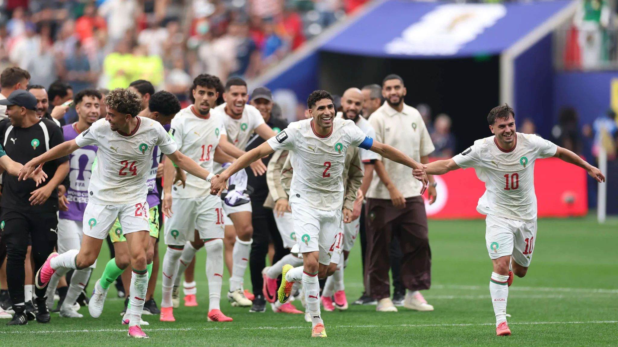 لاعبو المنتخب المغربي يحتفلون بفوزهم على كندا في دور الـ16 لكأس العالم 2026 بهيوستن وسط فرحة جماهير أسود الأطلس.