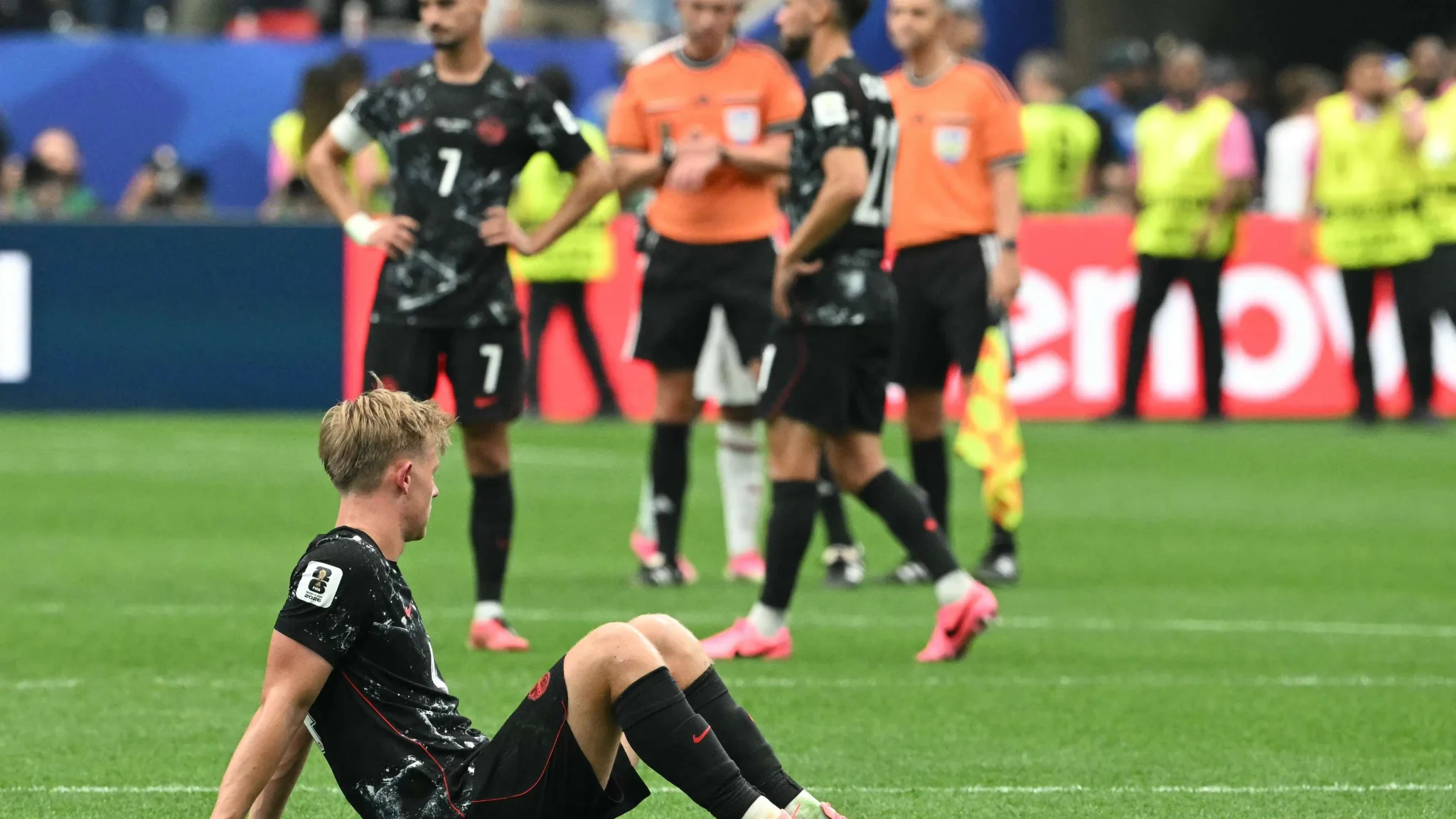لاعب كندي جالس على أرض الملعب بحزن بعد خسارة منتخب كندا 3-0 أمام المغرب في دور الـ16 لكأس العالم 2026 بهيوستن.
