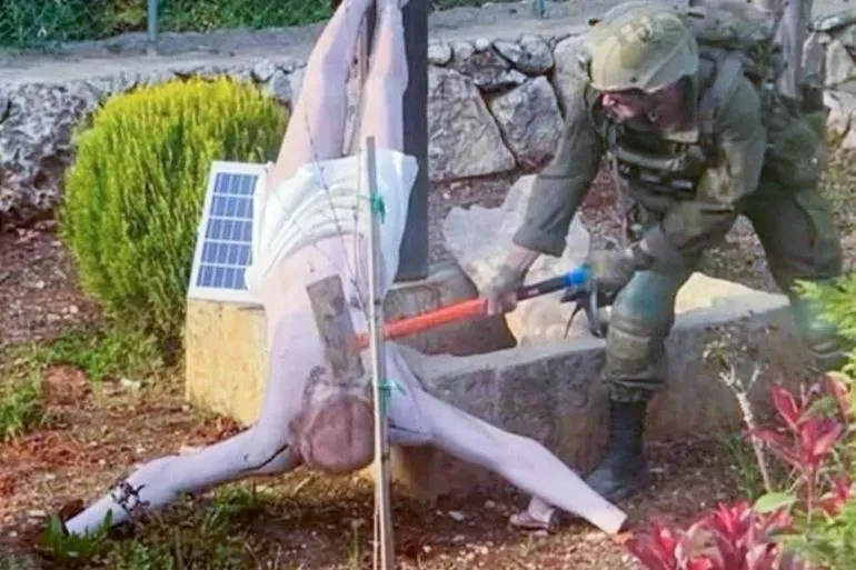 جندي إسرائيلي يضرب تمثالاً يمثل صلب المسيح في جنوب لبنان، مما يثير جدلاً حول دعم إسرائيل للمسيحيين في ظل تراجع التأييد الغربي.