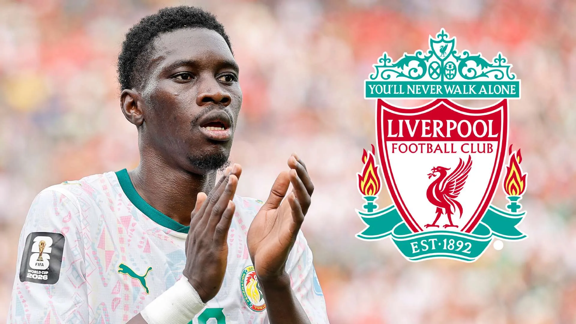 لاعب كرة القدم السنغالي Cheikh Sarr يصفق أمام شعار نادي ليفربول، مع تسليط الضوء على جدل انتقاله وتأثيره على كريستال بالاس.