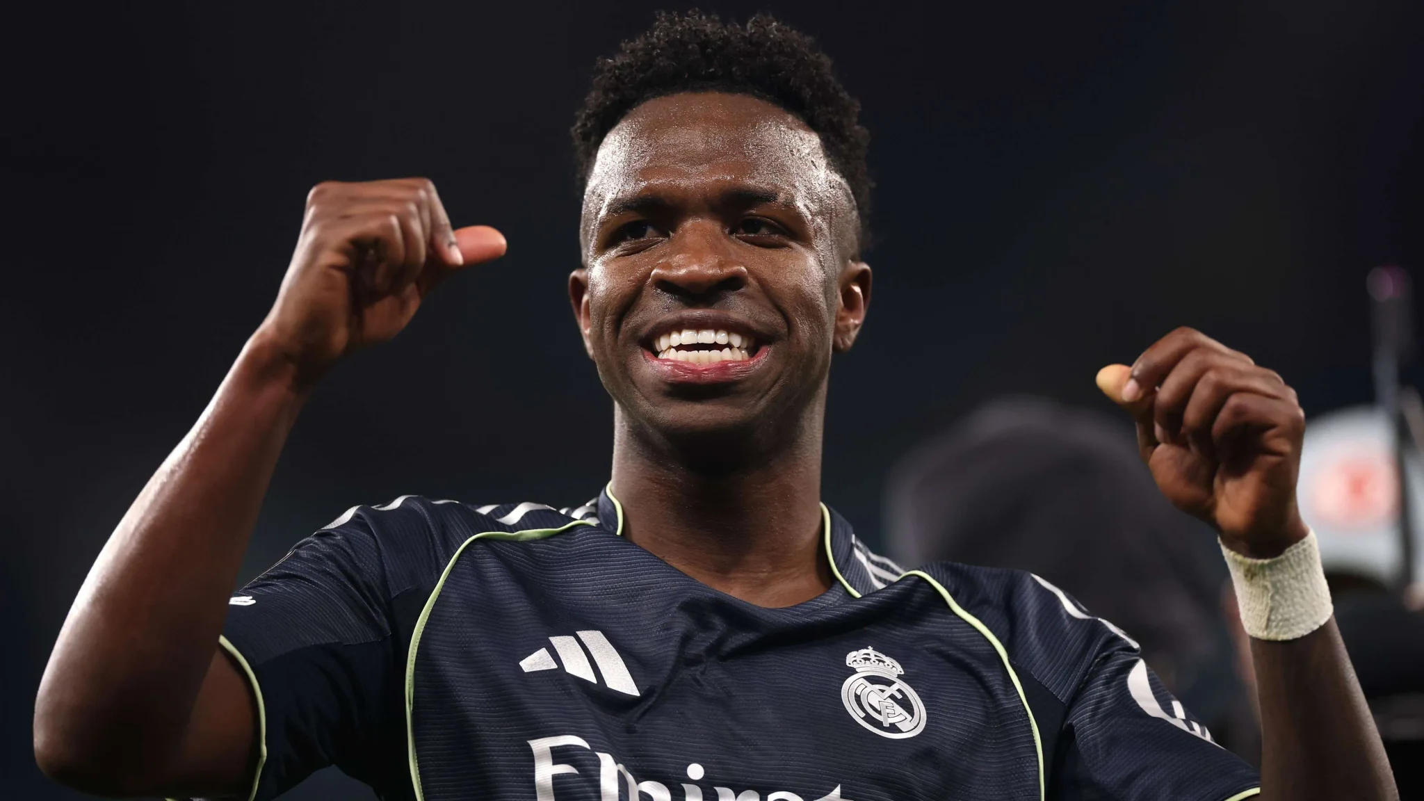 أشرف حكيمي يحتفل بفوزه مع ريال مدريد، مرشح قوي لجائزة الكرة الذهبية 2026 بعد موسم مميز في دوري أبطال أوروبا وكأس الأمم الأفريقية.