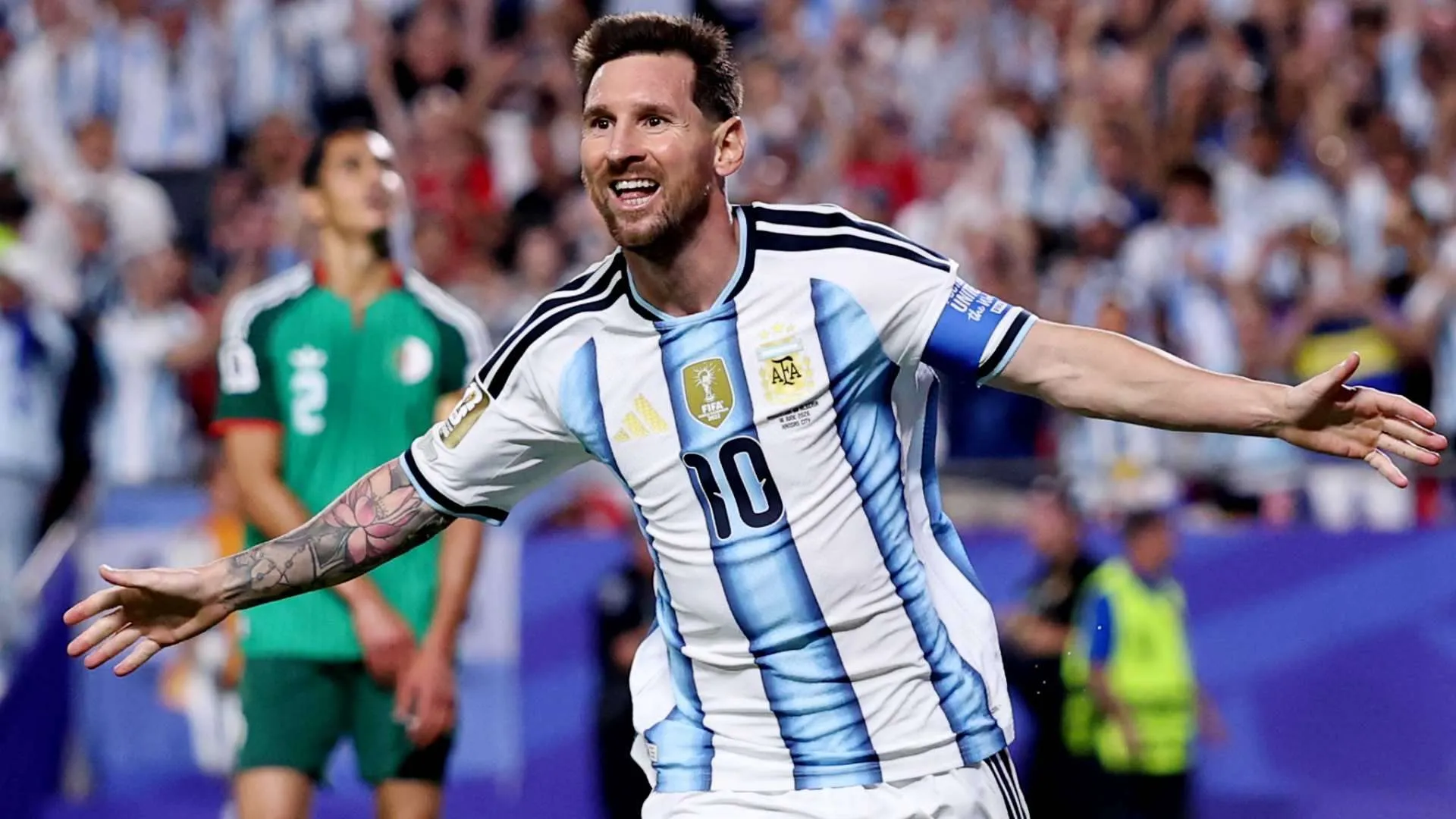 ليونيل ميسي يحتفل بهدفه مع منتخب الأرجنتين خلال مباراة كأس العالم، رمز التألق في سباق الكرة الذهبية 2026.