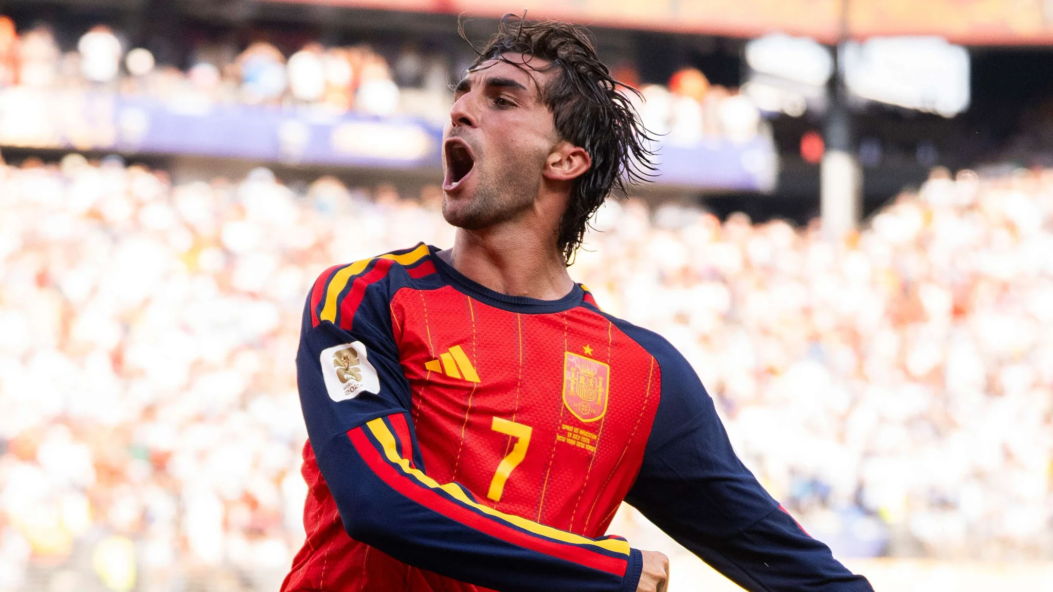 لاعب كرة قدم إسباني يرتدي قميص منتخب إسبانيا رقم 7 يحتفل بحماس بعد تسجيل هدف في مباراة كأس العالم 2026.