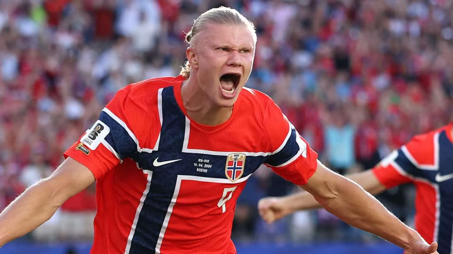 لاعب كرة قدم نرويجي يحتفل بحماس خلال مباراة دولية، يعكس تألقه في سباق الكرة الذهبية 2026 وأداءه المميز مع منتخب النرويج.