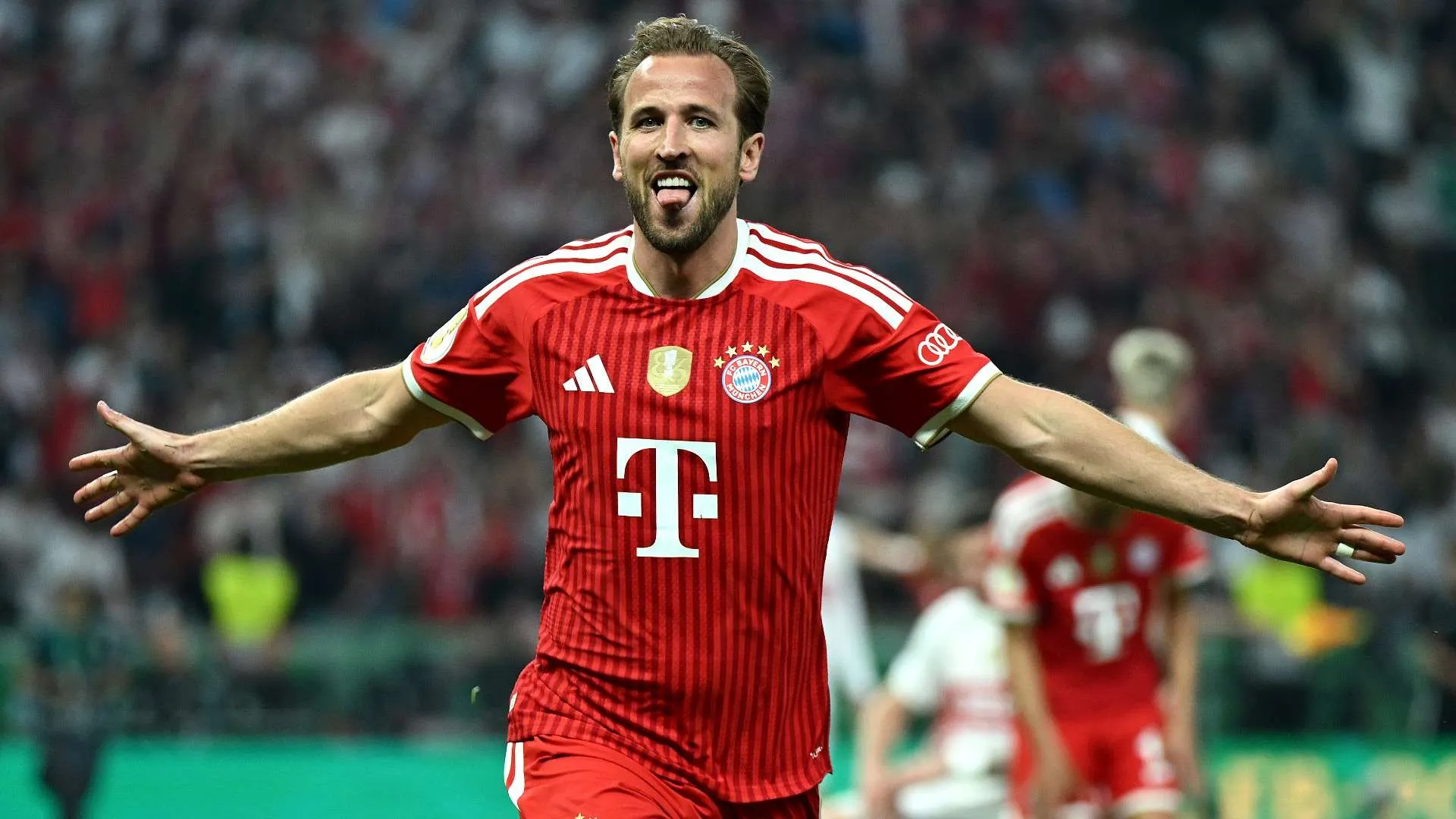 لاعب كرة قدم يرتدي قميص بايرن ميونخ الأحمر يحتفل بهدف خلال مباراة في موسم 2025-26 ضمن منافسات دوري أبطال أوروبا.
