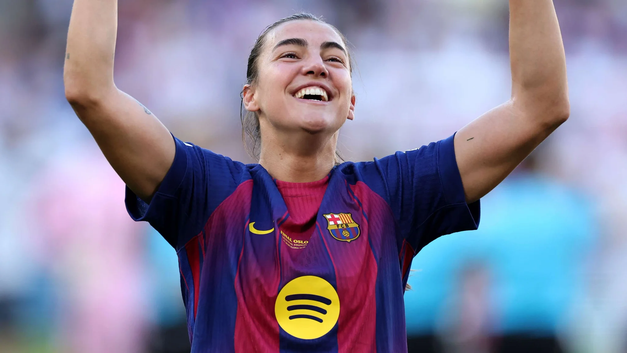 لاعبة برشلونة أليكسيا بوتيلاس ترفع يديها فرحاً بعد فوزها بدوري أبطال أوروبا للسيدات موسم 2025-26.
