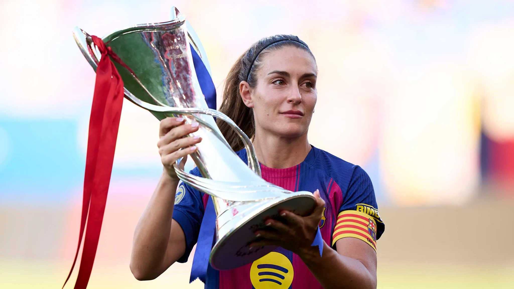 أليكسا بوتيلاس تحمل كأس دوري أبطال أوروبا للسيدات مع شارة قيادة برشلونة، مرشحة قوية لجائزة الكرة الذهبية 2026.