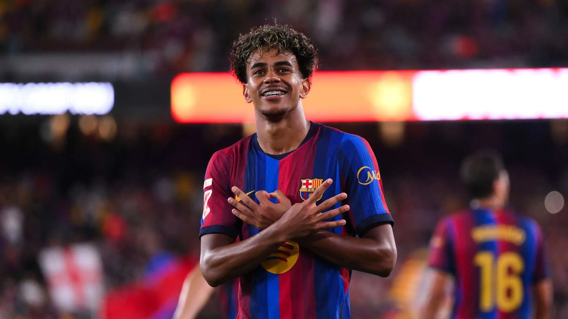 لاعب برشلونة الشاب يحتفل بهدفه، مرشح قوي لجائزة Kopa 2026 لأفضل موهبة شابة في كرة القدم الأوروبية.