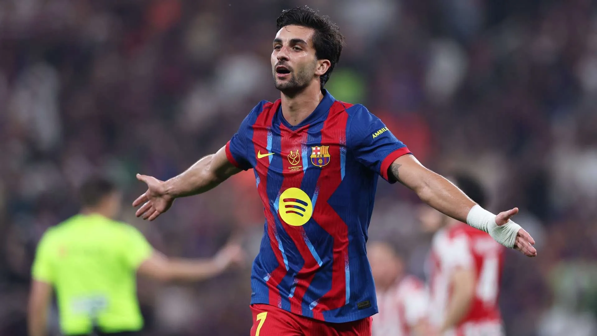 مهاجم برشلونة فيران توريس يحتفل بهدف خلال مباراة، في سياق انتقاله المتوقع إلى باريس سان جيرمان مقابل 50 مليون يورو.
