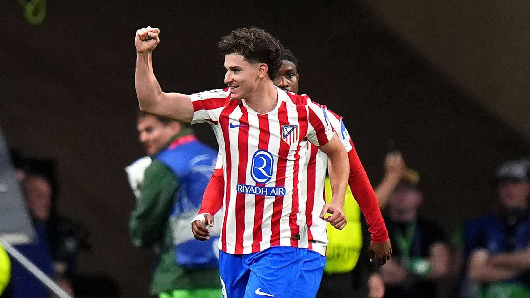 جوليان ألفاريز يحتفل بهدفه مع أتلتيكو مدريد وسط أجواء مباراة حماسية، في ظل تعقيدات انتقاله المحتملة بعيداً عن برشلونة.