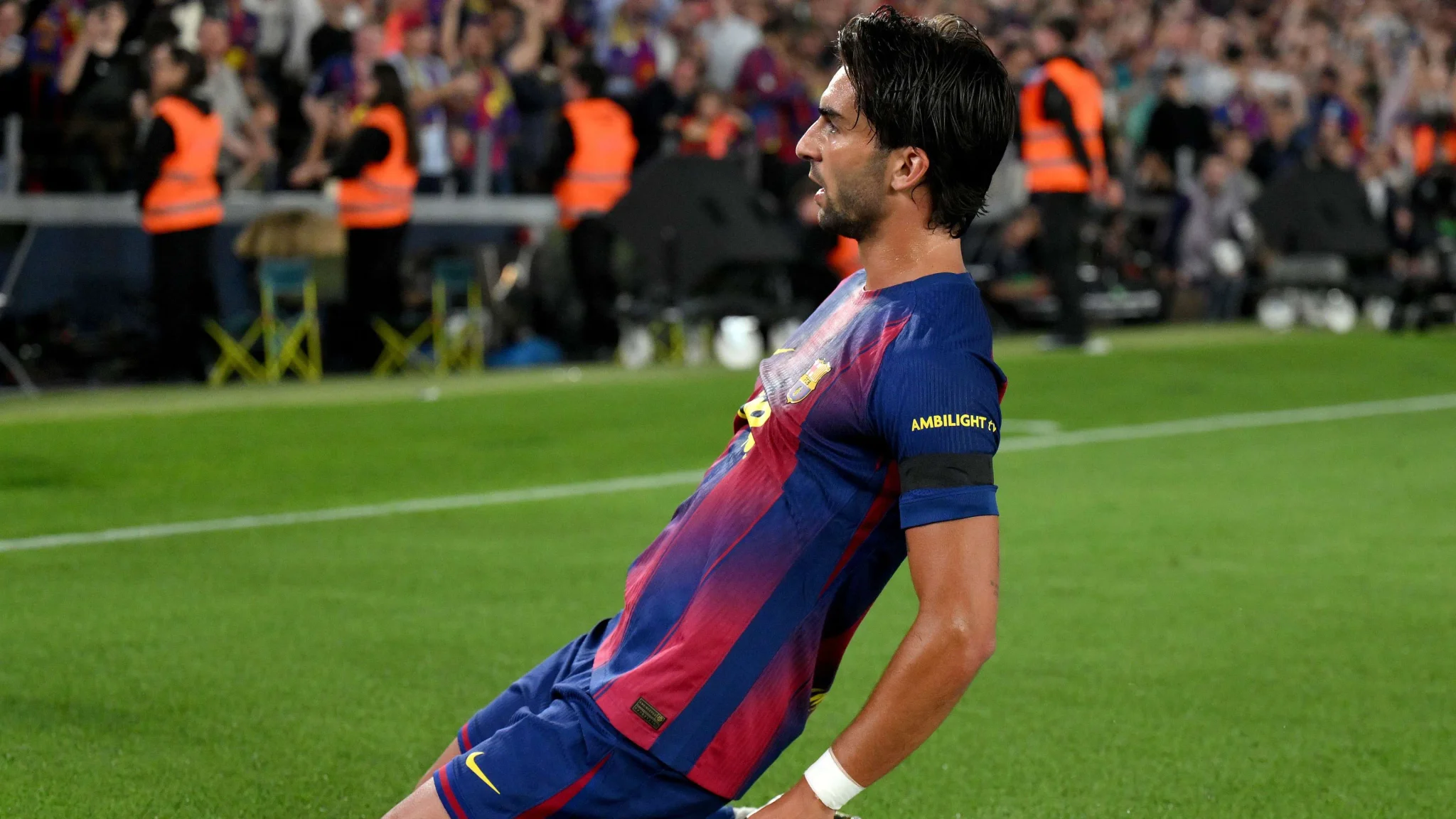 لاعب كرة قدم يرتدي زي برشلونة يحتفل بهدف وسط ملعب مليء بالجماهير، في سياق مفاوضات انتقال جوليان ألفاريز الصيفية.