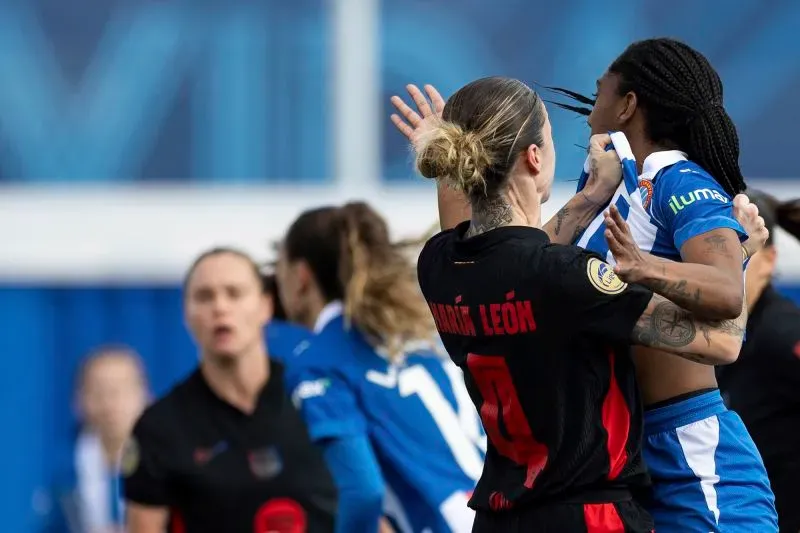 تظهر الصورة لحظة من مباراة ديربي برشلونة، حيث تتداخل لاعبتا برشلونة مابي ليون وإسبانيول دانييلا كاراكاس، مما أدى إلى إيقاف ليون لمباراتين.