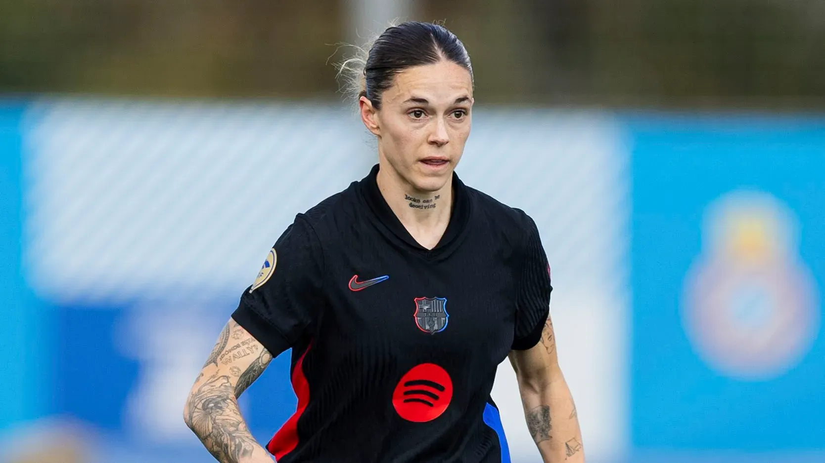 لاعبة برشلونة مابي ليون خلال مباراة، تظهر ملامح القلق بعد إيقافها لمباراتين نتيجة حادثة مثيرة للجدل في ديربي برشلونة.