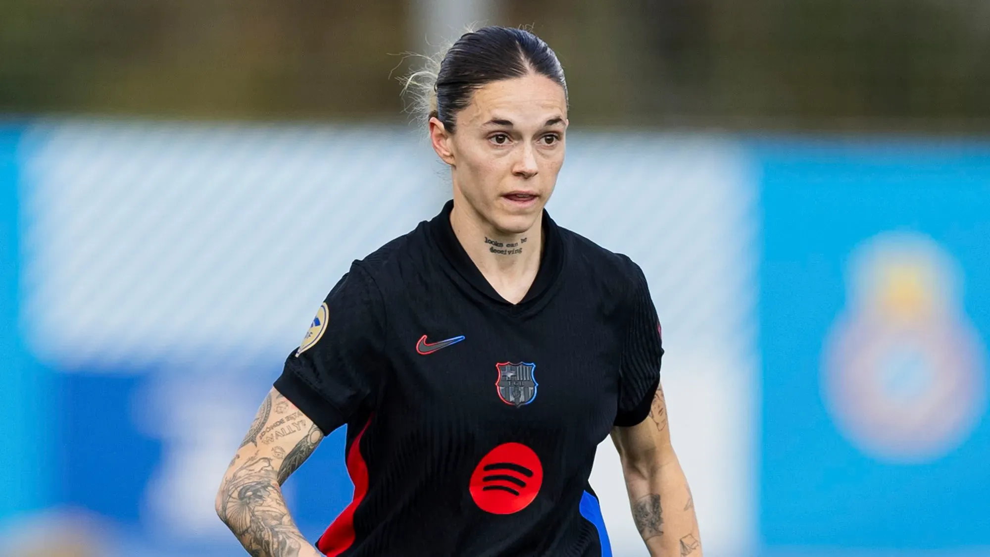 لاعبة برشلونة مابي ليون خلال مباراة ديربي برشلونة، حيث أثارت جدلاً بعد لمسة غير مناسبة تجاه لاعبة إسبانيول دانييلا كاراكاس.